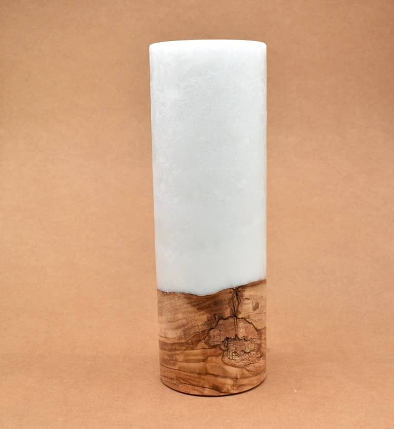 Stumpenkerze mit Holzelement aus Stearinwachs.  Jetzt in unserem Kerzen Onlineshop kaufen.