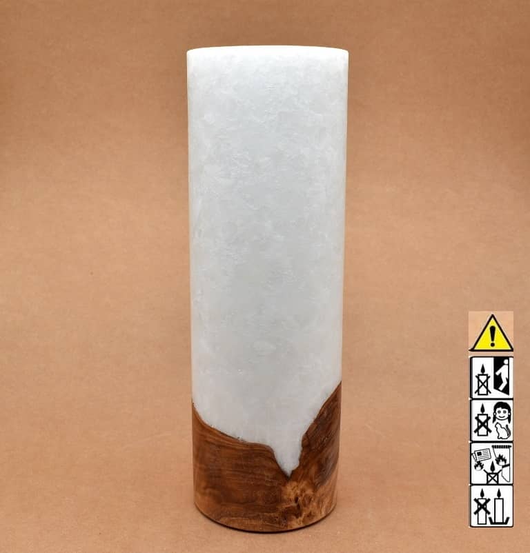 Stumpenkerze mit Holzelement aus Stearinwachs.  Jetzt in unserem Kerzen Onlineshop kaufen.