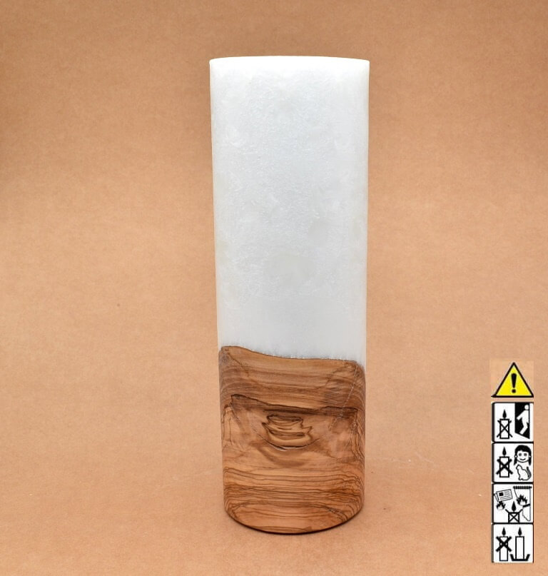 Stumpenkerze mit Holzelement aus Stearinwachs.  Jetzt in unserem Kerzen Onlineshop kaufen.