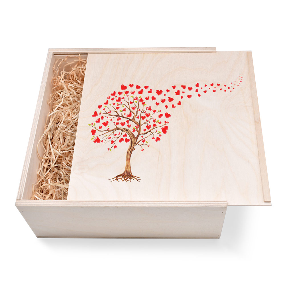 Große Geschenkbox aus Holz zur Hochzeit. Herzbaum. Ideal als Geschenkbox für Männer oder Frauen. Geschenkbox groß individuell angefertigt. Online bestellen im Geschenke Online-Shop.