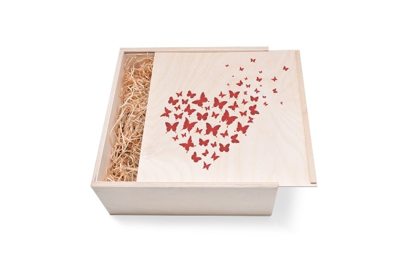 Geschenkbox aus Holz groß mit Herz aus Schmetterlingen. Als Geschenk für Sie oder Ihn. Jetzt in unserem Kerzen Onlineshop kaufen.
