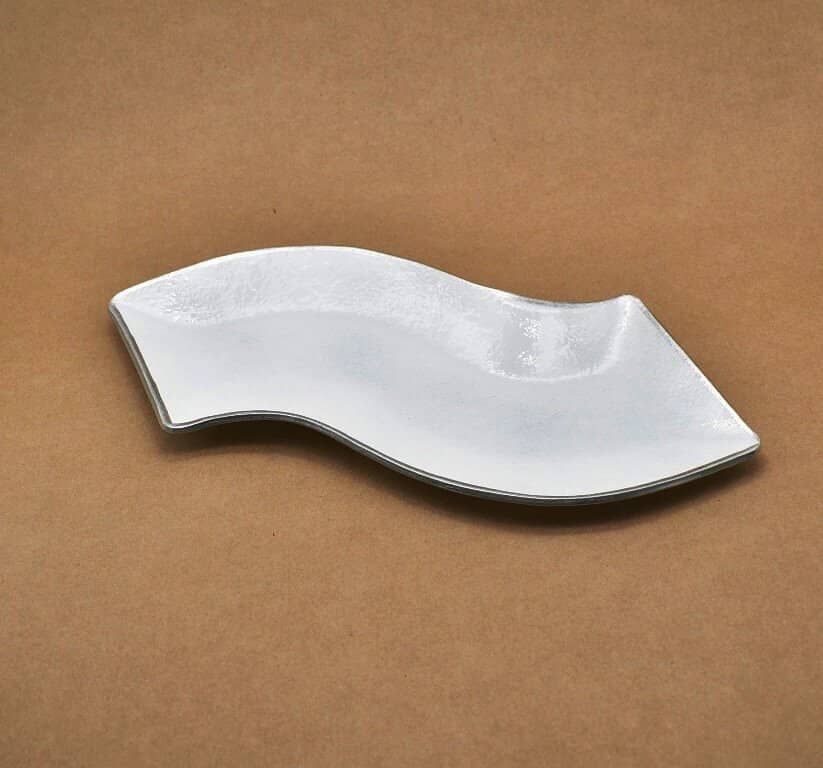 Kerzenteller aus Glas in Farbe weiss. Form Welle Kerzenteller aus Glas in Farbe weiss. Form Welle. Als Geschenk für Sie oder Ihn. Ideal für unsere Kerzen mit Holzelement. Jetzt in unserem Kerzen Onlineshop kaufen.