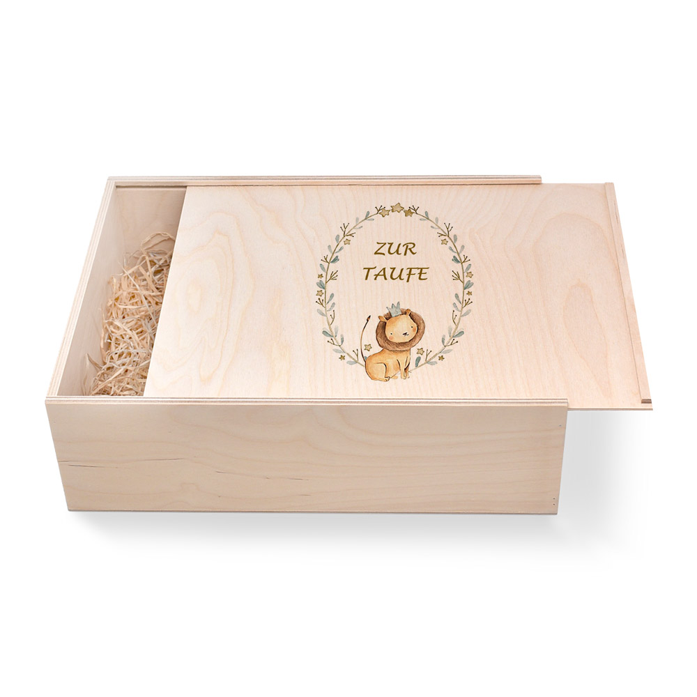 Große Geschenkbox aus Holz. Geschenkbox zur Taufe. Löwe Große Geschenkbox aus Holz zur Taufe. Löwe. Ideal als Geschenkbox für Männer oder Frauen. Geschenkbox groß individuell angefertigt. Online bestellen im Geschenke Online-Shop.