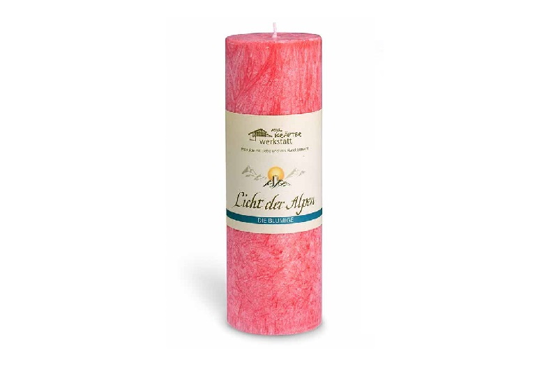 Allgäuer Heilkräuterkerze Licht der Alpen die Blumige. Als Geschenk für Sie oder Ihn. 100% Vegane Kerze. Hergestellt aus Olivenöl. Jetzt in unserem Kerzen Onlineshop kaufen.
