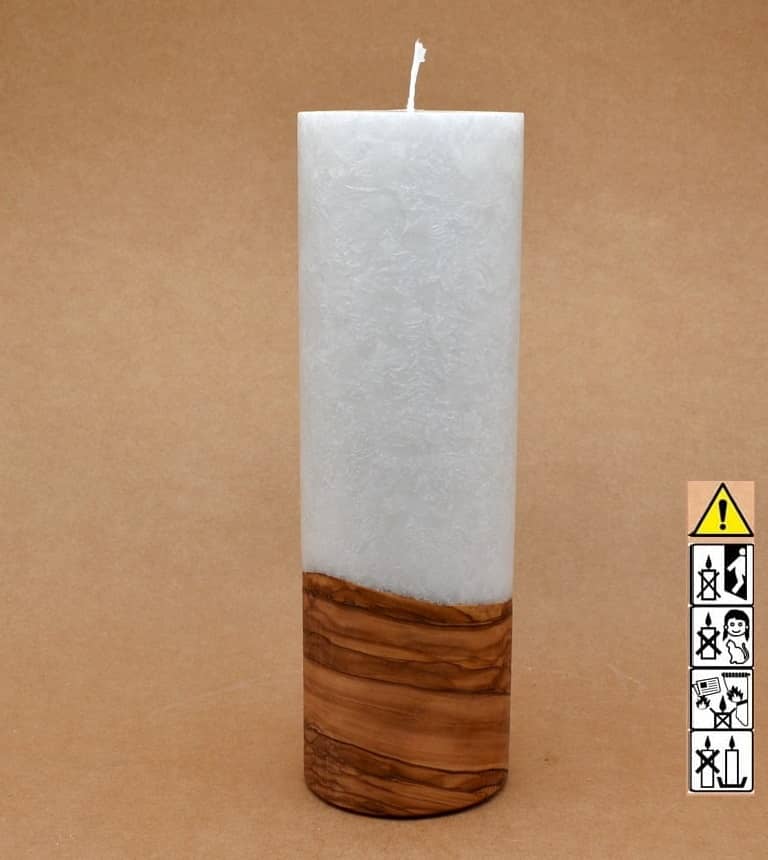 Kerze mit Holz. Individuelle runde Hochzeitskerze mit Holz aus Stearin. Kerze 80x250mm mit Holzelement, Individuelle, persönliche Hochzeitskerze Holzkerze, Rund Stearinoptik, Hochzeitskerze mit Teelicht im Kerzen online Shop für Hochzeiten bestellen, günstig kaufen.