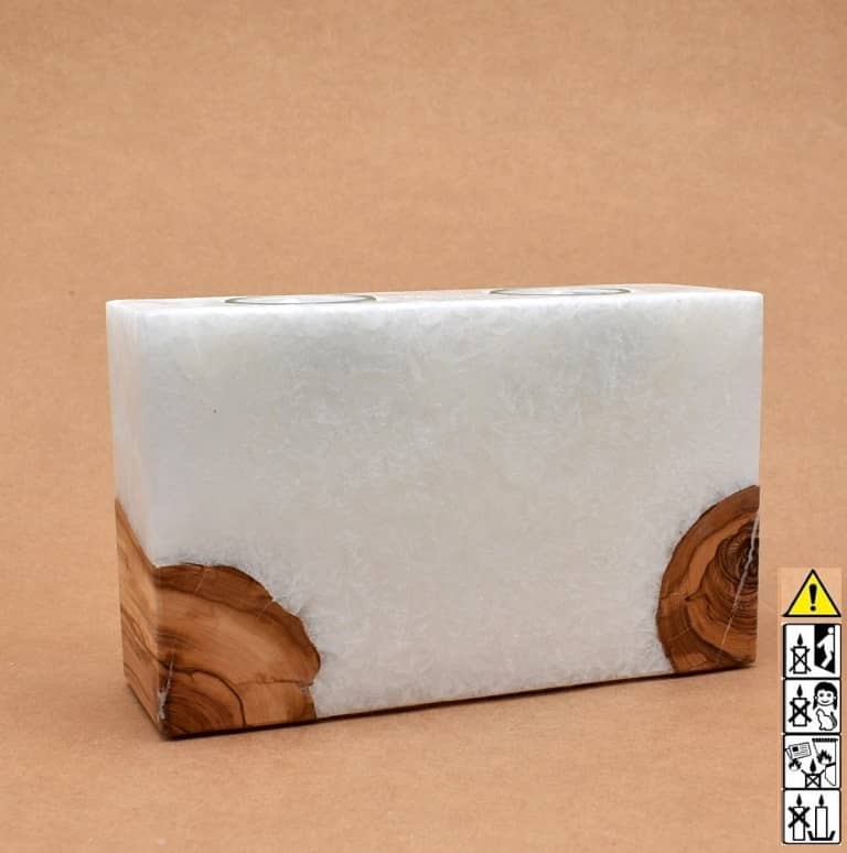 Kerze rechteckig  mit Holzelement aus Stearinwachs.  Jetzt in unserem Kerzen Onlineshop kaufen.