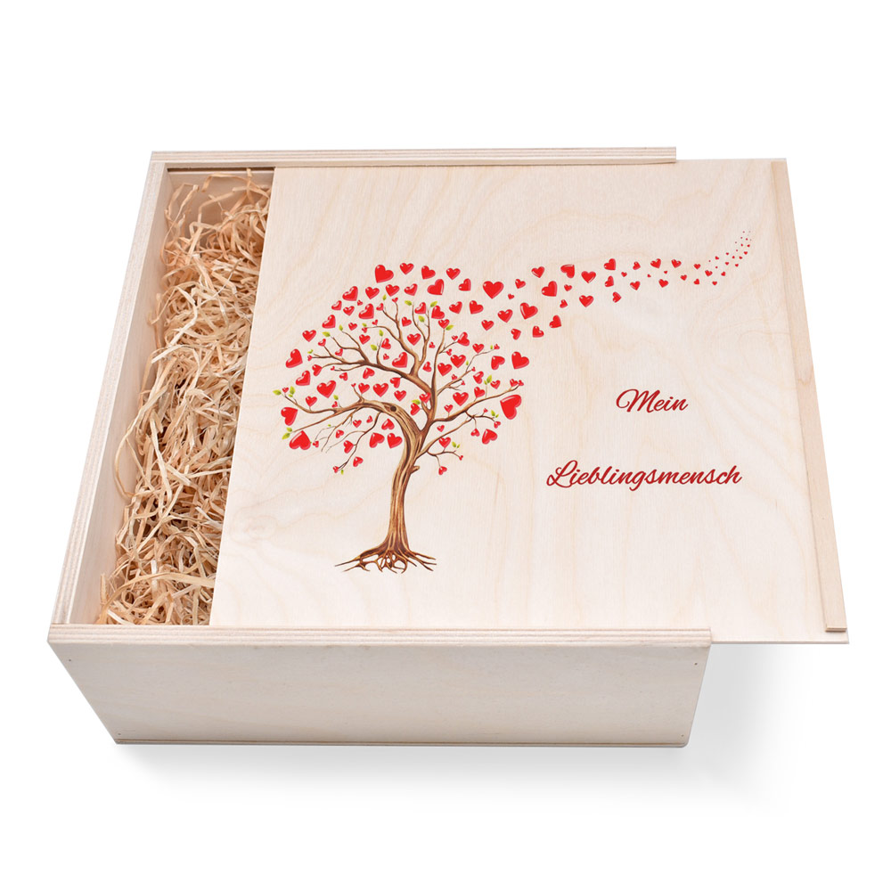 Große Geschenkbox aus Holz. Geschenkbox zur Hochzeit. Herzbaum Große Geschenkbox aus Holz zur Hochzeit. Herzbaum. Ideal als Geschenkbox für Männer oder Frauen. Geschenkbox groß individuell angefertigt. Online bestellen im Geschenke Online-Shop.