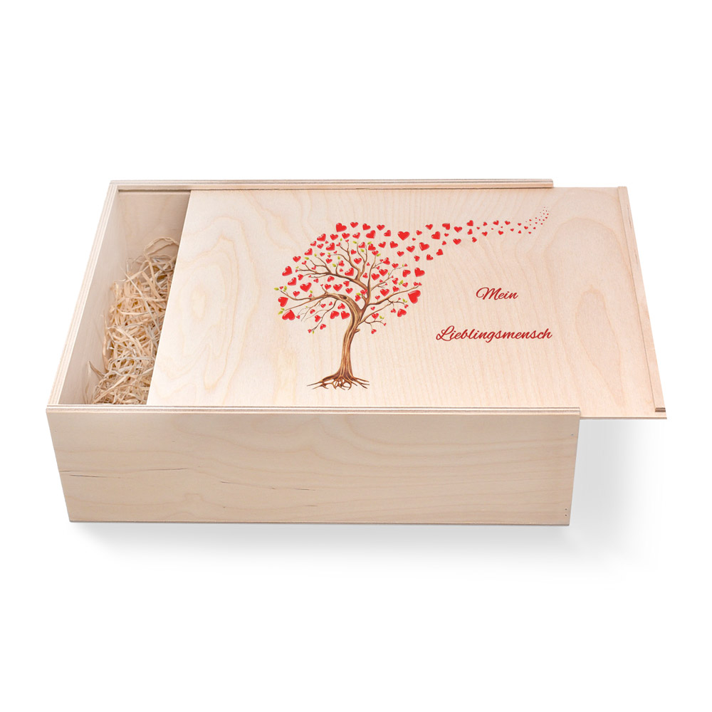 Große Geschenkbox aus Holz. Geschenkbox zur Hochzeit. Herzbaum Große Geschenkbox aus Holz zur Hochzeit. Herzbaum. Ideal als Geschenkbox für Männer oder Frauen. Geschenkbox groß individuell angefertigt. Online bestellen im Geschenke Online-Shop.