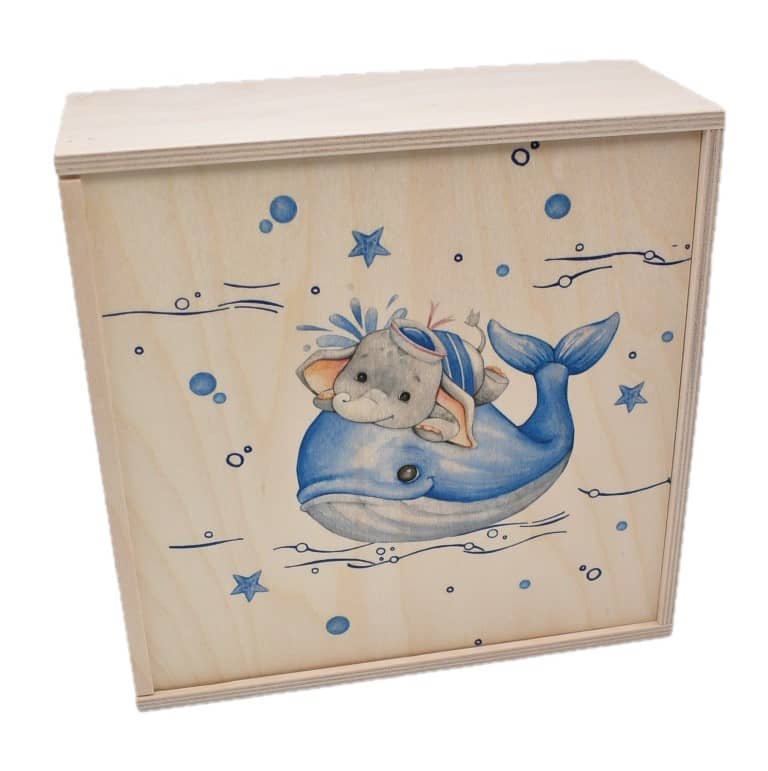 Geschenkbox "Blauer Wal" aus Holz verzierten Holz-Schiebedeckel Innen = 240 x 240 x 90 mm