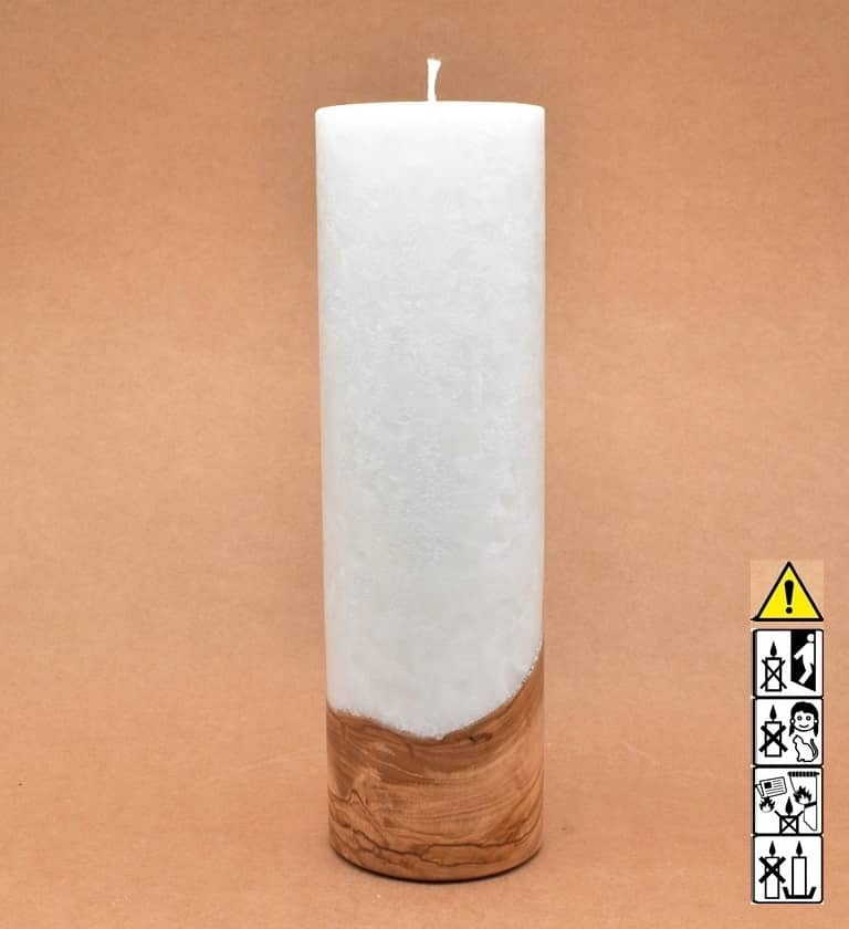 Stumpenkerze mit Holzelement aus Stearinwachs.  Jetzt in unserem Kerzen Onlineshop kaufen.