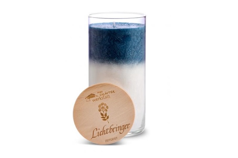 Allgäuer Heilkräuterkerze Achtsamkeit - Lichbringer. Kerze mit Klang Allgäuer Heilkräuterkerze Achtsamkeit - Lichbringer. Kerze mit Klang. Als Geschenk für Sie oder Ihn. 100% Vegane Kerze. Hergestellt aus Olivenöl. Jetzt in unserem Kerzen Onlineshop kaufen.