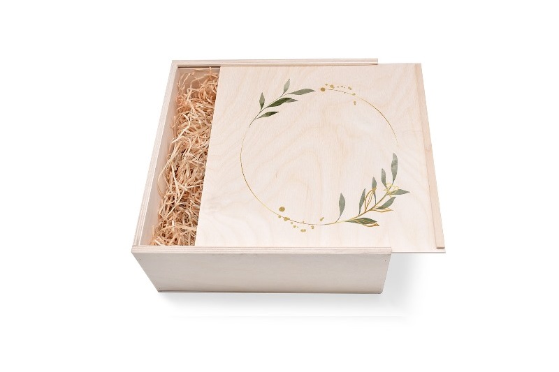 Geschenkbox aus Holz groß mit Olivenkranz Geschenkbox aus Holz groß mit Olivenkranz. Als Geschenk für Sie oder Ihn. Jetzt in unserem Kerzen Onlineshop kaufen.