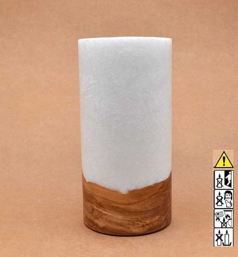Stumpenkerze mit Holzelement aus Stearinwachs.  Jetzt in unserem Kerzen Onlineshop kaufen.
