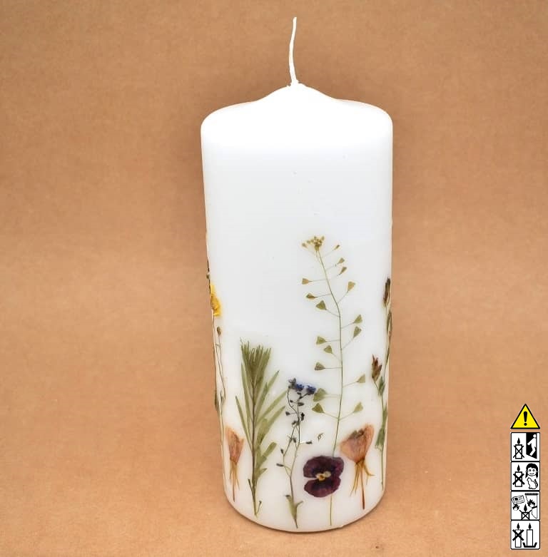 Handgemachte Blumenkerze mit echten Blüten 100x250mm Handgemachte Blumenkerze mit echten Blüten 100x250mm. Blumenkerzen handgefertigt mit natürlich gepressten Blumen in unseren Kerzen Online-Shop kaufen. Als Geschenk für Sie und Ihn.
