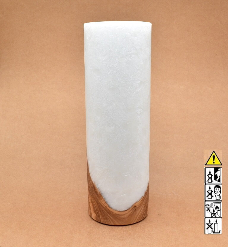 Stumpenkerze mit Holzelement aus Stearinwachs.  Jetzt in unserem Kerzen Onlineshop kaufen.