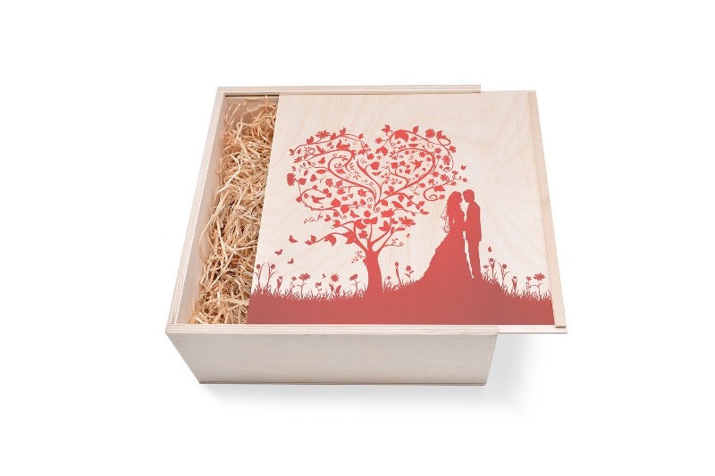 Geschenkbox aus Holz groß mit Brautpaar in rot.. Als Geschenk für Sie oder Ihn. Jetzt in unserem Kerzen Onlineshop kaufen.