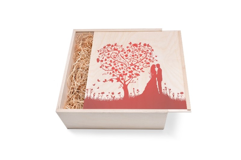 Geschenkbox aus Holz groß mit Brautpaar in rot. Geschenkbox aus Holz groß mit Brautpaar in rot.. Als Geschenk für Sie oder Ihn. Jetzt in unserem Kerzen Onlineshop kaufen.