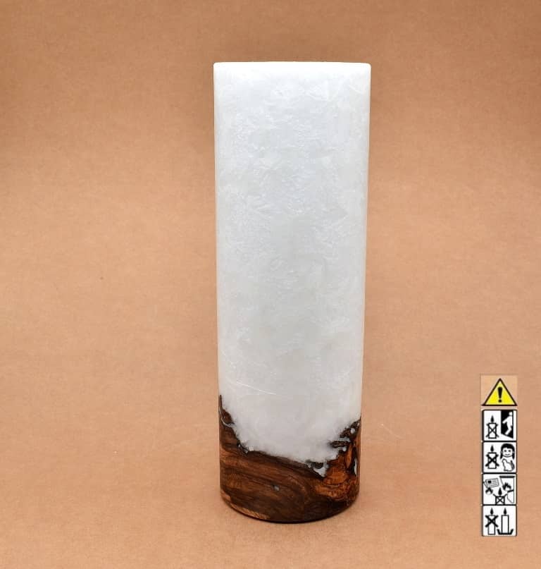 Stumpenkerze mit Holzelement aus Stearinwachs.  Jetzt in unserem Kerzen Onlineshop kaufen.