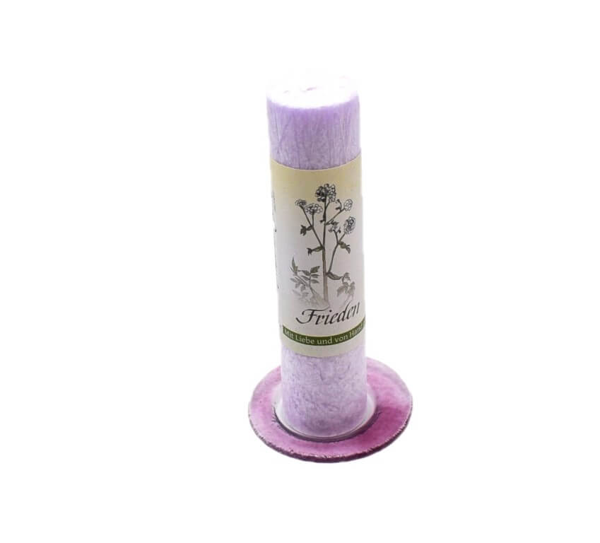 Allgäuer Heilkräuterkerze Frieden, Farbe flieder auf lila Kerzenteller, erhältlich im online Shop. Als Geschenk für Sie oder Ihn. 100% Vegane Kerze. Hergestellt aus Olivenöl.
