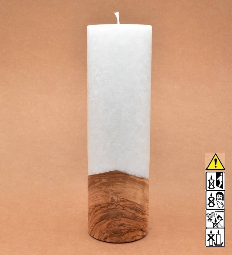 Stumpenkerze mit Holzelement aus Stearinwachs Stumpenkerze mit Holzelement aus Stearinwachs. Jetzt in unserem Kerzen Onlineshop kaufen.