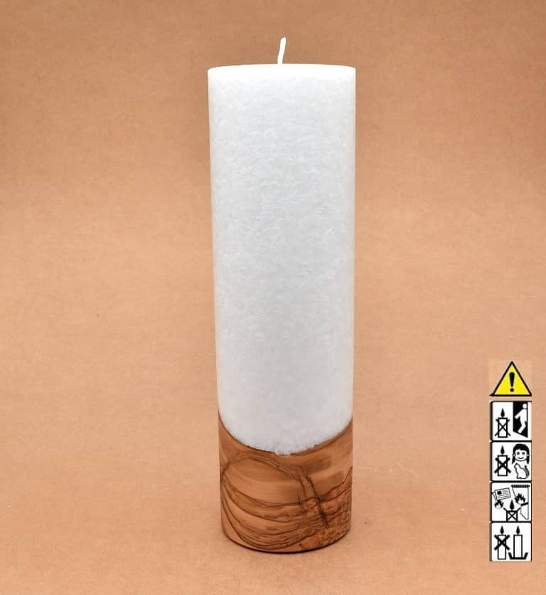 Stumpenkerze mit Holzelement aus Stearinwachs.  Jetzt in unserem Kerzen Onlineshop kaufen.