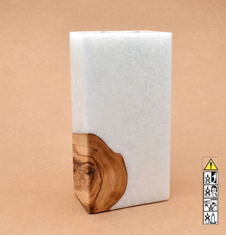 Kerze rechteckig  mit Holzelement aus Stearinwachs.  Jetzt in unserem Kerzen Onlineshop kaufen.