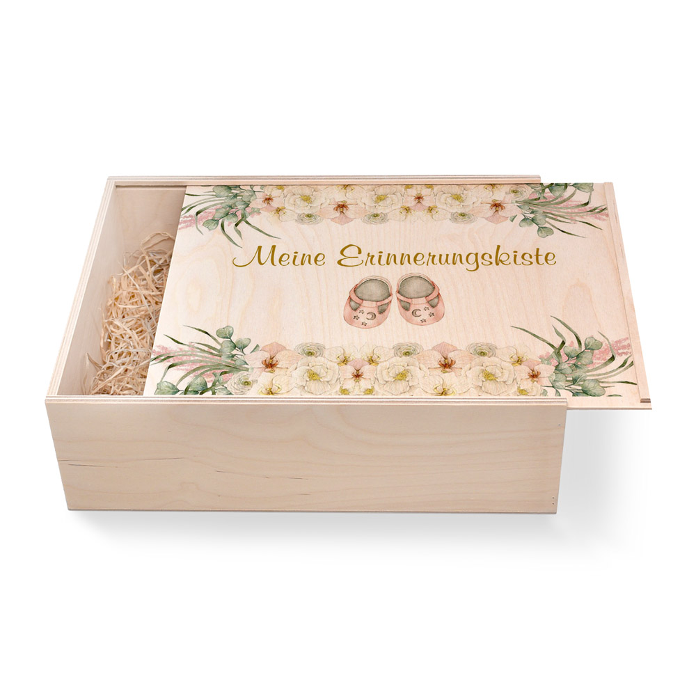 Große Geschenkbox aus Holz. Geschenkbox zur Geburt. Erinnerungsbox. Große Geschenkbox aus Holz zur Geburt. Erinnerungsbox. Ideal als Geschenkbox für Männer oder Frauen. Geschenkbox groß individuell angefertigt. Online bestellen im Geschenke Online-Shop.