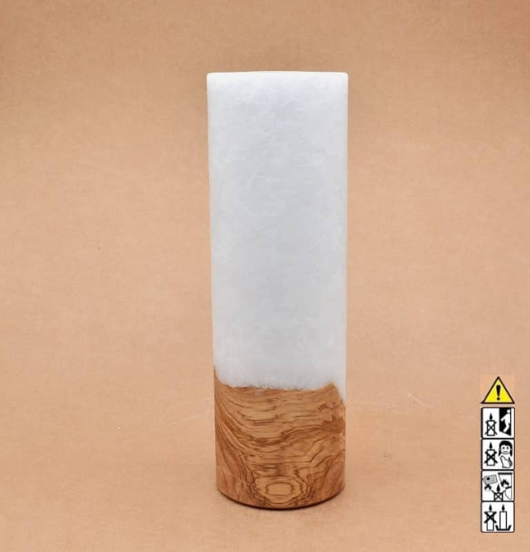 Stumpenkerze mit Holzelement aus Stearinwachs.  Jetzt in unserem Kerzen Onlineshop kaufen.